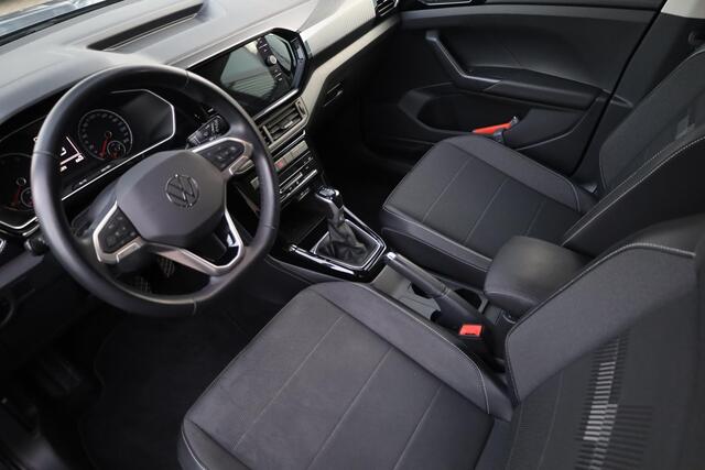 Volkswagen T-Cross 1.0 TSI Style 110PK / 81kW DSG, Achteruitrijcamera (rear view), design pakket 'black', multi-function display plus, adaptieve cruise control (acc), licht & zicht pakket, multimedia pakket, navigatie, parkeersensoren voor en achter (pdc), DAB+, elektrisch 