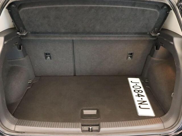 Volkswagen T-Cross 1.0 TSI Life - ORIGINEEL NEDERLANDSE AUTO - VASTE TREKHAAK - TREKGEWICHT 1000 KG - VERKEERT IN EEN MOOIE STAAT - CLIMATE CONTROL - PARKEERSENSOREN VOOR/ ACHTER - DODEHOEK DETECTIE - ADAPTIEVE CRUISE CONTROL - 16 INCH LICHT METALEN VELGEN - KEURIG ONDERHOU