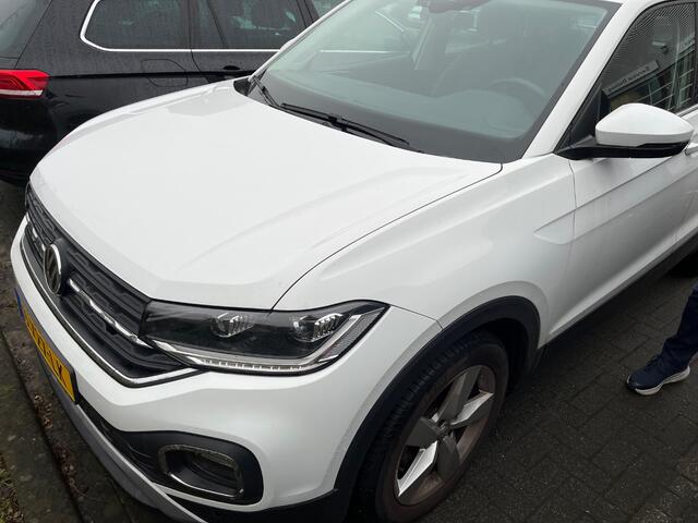 Volkswagen T-Cross 1.0 TSI Style Executive DSG Automaat Trekhaak / Navigatie / Perkeersensoren / 17"LM Velgen / Airco (Clima)