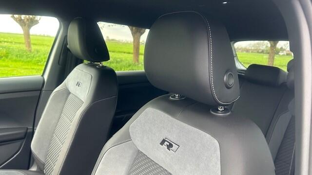 Volkswagen T-Cross 1.0 TSI R-LINE AUTOMAAT 1E EIGENAAR!! NAVIGATIE, APPLE CARPLAY, DAB RADIO, STOELVERWARMING, SPOORASSIST, ADAPTIVE CRUISE CONTROL, PARKEERHULP V/A, ACHTERUITRIJCAMERA, LED-LICHT, 18"R-LINE VELGEN, ENZ. ENZ.