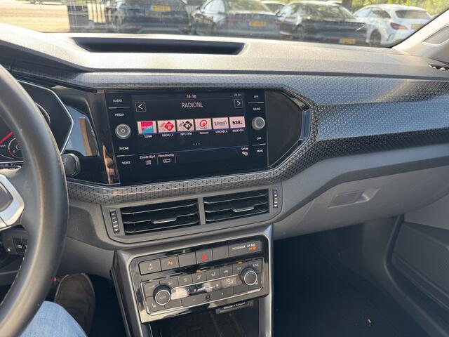 Volkswagen T-Cross 1.0 TSI Style / Camera / Apple CarPlay / 17'' / LED Koplampen / ACC / Stoelverwarming / Dodehoek / Rijstrooksensor / Getint glas