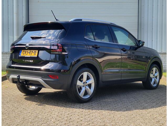 Volkswagen T-Cross 1.5 TSI Style Business R / Adaptief Cruise Control / All Seasons / Trekhaak / Navigatie / Achteruitrijcamera / Apple Carplay & Android Auto / Stoelverwarming /