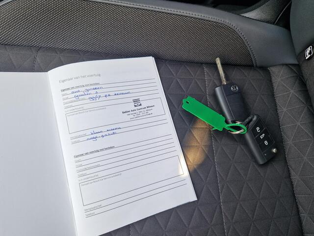 Volkswagen T-Cross 1.5 TSI Style Business R / Adaptief Cruise Control / All Seasons / Trekhaak / Navigatie / Achteruitrijcamera / Apple Carplay & Android Auto / Stoelverwarming /