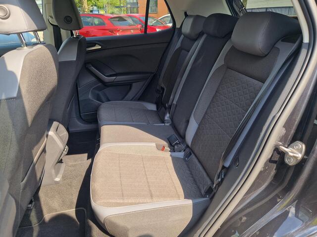 Volkswagen T-Cross 1.5 TSI Style Business R / Adaptief Cruise Control / All Seasons / Trekhaak / Navigatie / Achteruitrijcamera / Apple Carplay & Android Auto / Stoelverwarming /