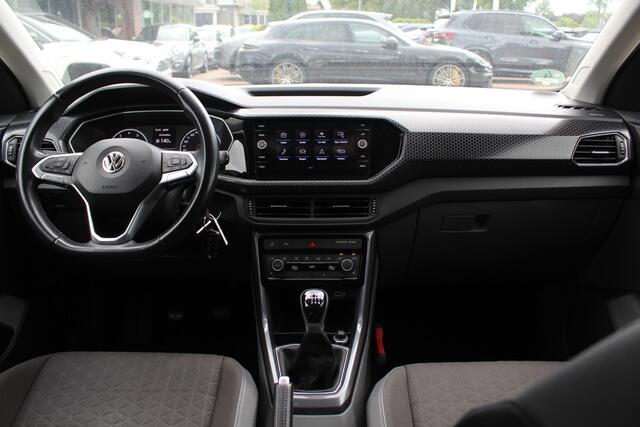 Volkswagen T-Cross 1.0 TSI Life / Trekhaak / Navigatie / Parkeerhulp V+A / Apple CarPlay /16'' / Getint glas / Stoelverwarming / ACC