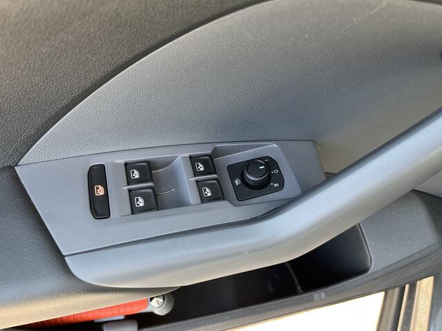 Volkswagen T-Cross 1.0 TSI Life / ADAPT. CRUISE/ APP-CONNECT/ NAVI/ DAB/ AIRCO/ PARK. SENSOREN/ 16" LMV/ LEDER STUUR