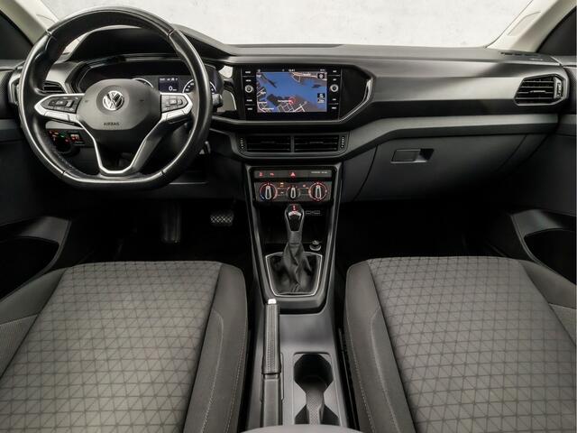 Volkswagen T-Cross 1.0 TSI Sport Automaat (APPLE CARPLAY, GROOT NAVI, GETINT GLAS, PARKEERSENSOREN, SPORTSTOELEN, LM VELGEN, ADAPTIVE CRUISE, NIEUWE APK, NIEUWSTAAT)