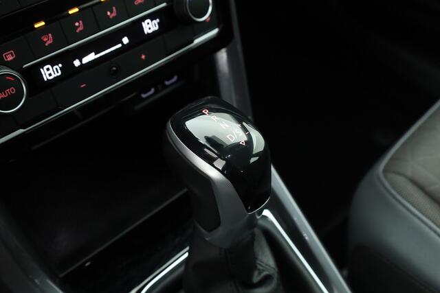 Volkswagen T-Cross 1.0 TSI Style | Adapt. Cruise | CarPlay | Trekhaak | Navi | All Season | Stoelverw.