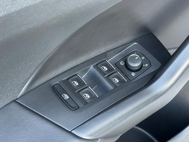 Volkswagen T-Cross 1.0 TSI DSG R-Line | Camera | Trekhaak | Led gril | 4-season | Carplay | Rijklaar incl. garantie