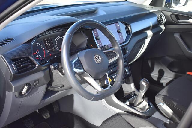 Volkswagen T-Cross 1.0 TSI Life navigatie, parkeersensoren voor en achter, side assist dodehoek sensor, NL auto dealer onderhouden, adaptieve cruise control, airco, 16"LM Velgen, dakrailing, licht en regensensor, DAB+