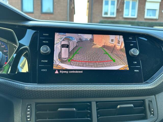 Volkswagen T-Cross 1.5 TSI STYLE BNS R-LINE van binnen en buiten