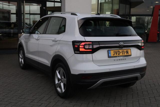 Volkswagen T-Cross 1.0 TSI Style digital cockpit pro, achteruitrijcamera, navigatie, stoelverwarming, 4 seizoenen banden, pdc voor en achter, travel assist, ACC, draadlloos carplay, spiegel pakket, dimmende binnenspiegel