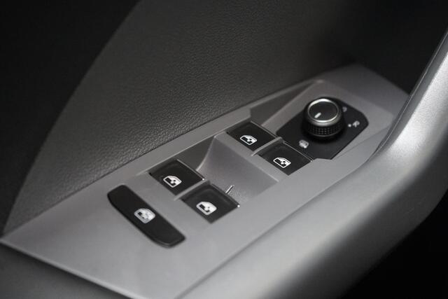 Volkswagen T-Cross 1.0 TSi 115pk United | Navigatie | Trekhaak | All-seasonbanden | Blind-Spot | Adaptive cruise