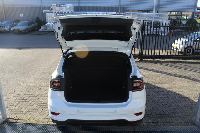 Volkswagen T-Cross 1.0 TSI R-Line binnen & buiten / Digitaal dashboard / Parkeersensoren rondom / Achteruitrijcamera / Adaptive cruise control / Climate control / Navigatie / Apple car play