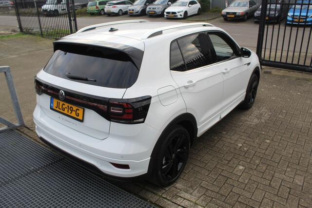 Volkswagen T-Cross 1.0 TSI R-Line binnen & buiten / Digitaal dashboard / Parkeersensoren rondom / Achteruitrijcamera / Adaptive cruise control / Climate control / Navigatie / Apple car play