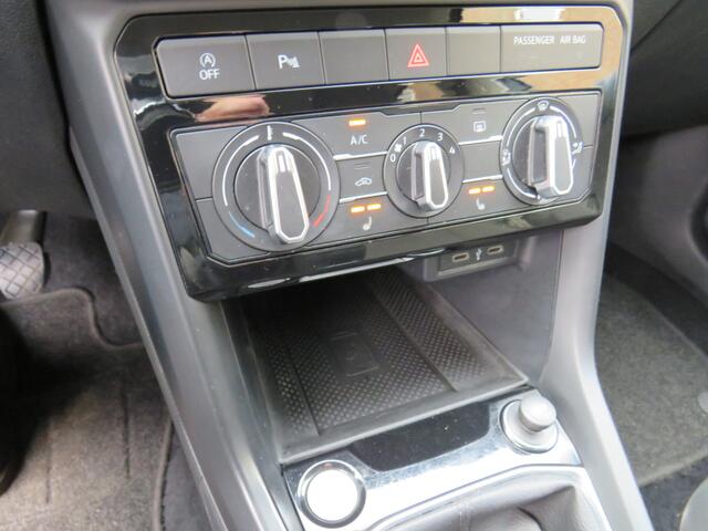 Volkswagen T-Cross 1.0 TSI 95Pk Life * Rijklaarprijs incl. garantie * Trekhaak * Camera * PDC V+A * Led Koplampen * Stoelverw. *