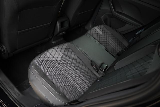 Volkswagen T-Cross 1.5TSI/150pk DSG R-Line Blackstyle|2025|Trekhaak|Navi|PDC+Camera|LED|Virtual Cockpit|Cruise+ACC|PDC|18"York Black