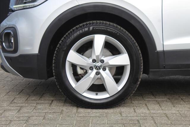 Volkswagen T-Cross 1.5 TSI Style Stoelverwarming/Achteruitrijcamera/Adaptive cruise control/Lane assist/Apple carplay/DAB/Lage km stand! 2e Paasdag geopend op Hellevoetsluis & Rotterdam van 12:00 tot 17:00