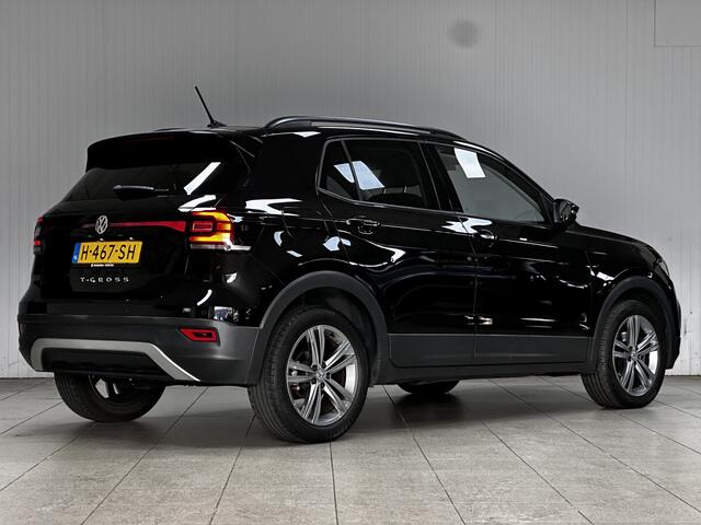 Volkswagen T-Cross 1.0 TSI Life/ AUTOMAAT!/ 17'' LMV/ Adaptive Cruise/ Apple + Android/ Navi/ DAB+/ Dode-Hoek DET./ Clima/ Cruise/ Bluetooth/ Armsteun/ Multi. LEDER. Stuur/ Mistl./ PDC V+A/ Extra getint glas.
