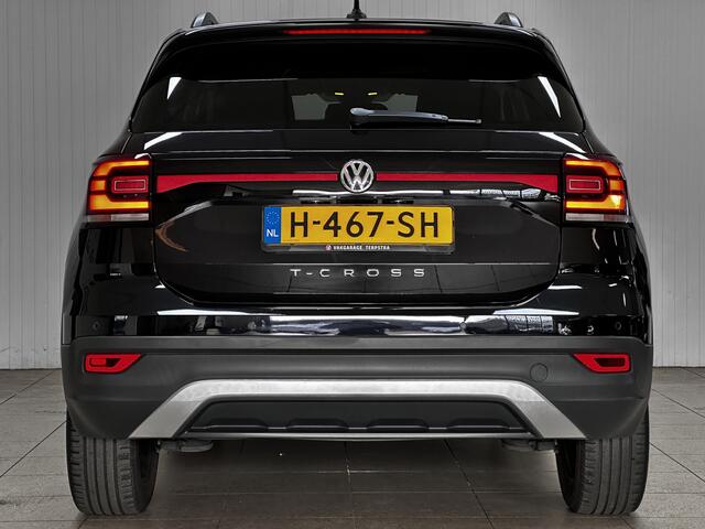 Volkswagen T-Cross 1.0 TSI Life/ AUTOMAAT!/ 17'' LMV/ Adaptive Cruise/ Apple + Android/ Navi/ DAB+/ Dode-Hoek DET./ Clima/ Cruise/ Bluetooth/ Armsteun/ Multi. LEDER. Stuur/ Mistl./ PDC V+A/ Extra getint glas.