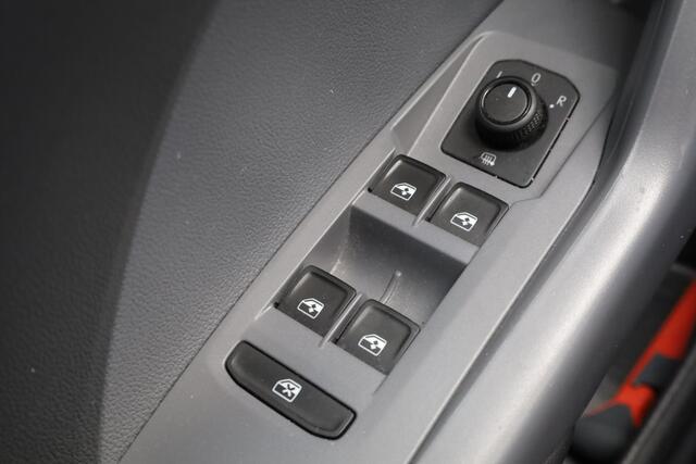 Volkswagen T-Cross 1.0 TSI Life 95PK / 70kW, NL auto 2e eigenaar, trekhaak, 16" LMV, dodehoekdetectie (side assist), navigatie, lendesteunen, adaptieve cruise control (acc), lane assist, airco, elektrisch verstel- en verwarmbare buitenspiegels, multifunctioneel lederen stuu