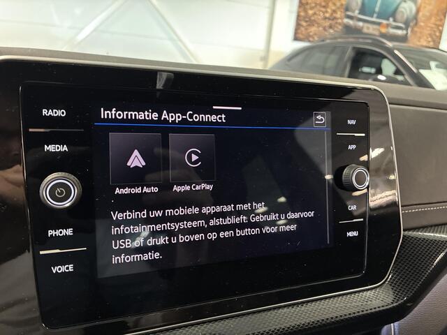 Volkswagen T-Cross 1.5 TSI 150pk DSG R-Line · Trekhaak · Navigatie · Apple/Android Car Play · Camera · Stoelverwarming