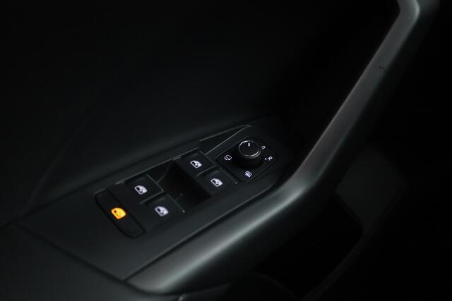 Volkswagen T-Cross 1.0 TSI R-Line DSG | IQ. Light | Apple CarPlay | Camera + PDC | Adapt. Cruise | 18'' | Digi. Cockpit |