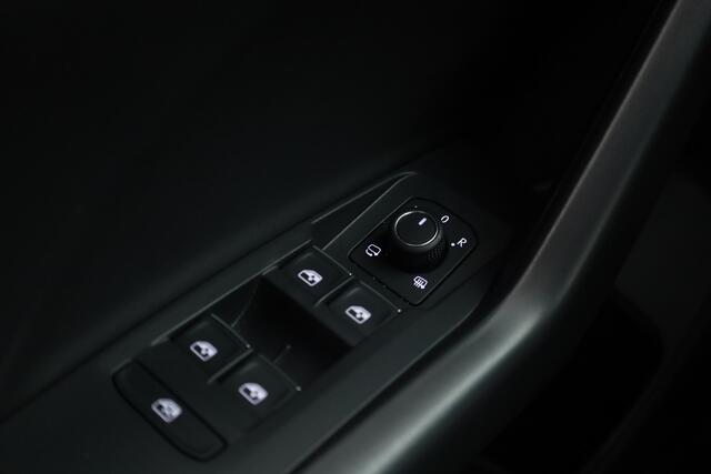 Volkswagen T-Cross 1.0 TSI R-Line DSG | IQ. Light | Apple CarPlay | Camera + PDC | Adapt. Cruise | 18'' | Digi. Cockpit |