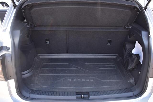 Volkswagen T-Cross 1.5 TSI R-Line Automaat | 150PK | Trekhaak | BSM | Navigatie | Camera | 12 mnd BOVAG garantie | Whatsapp 06-53188999