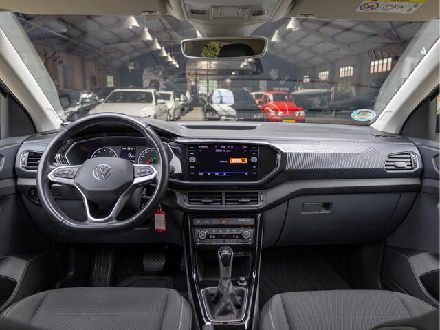 Volkswagen T-Cross 1.5 TSI Style *BTW'er | LED | ACC | Camera | Stoelverwarming | Lane assist | Clima | Halfleder | Parkeersensoren*