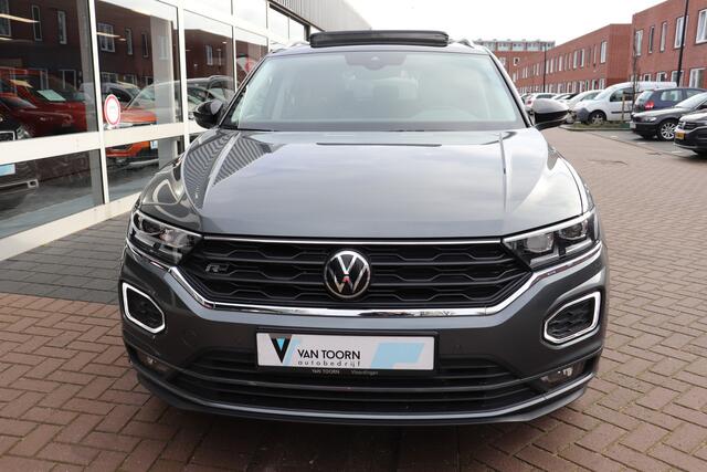 Volkswagen T-Roc 1.5 TSI Style R-line DSG automaat. Panoramadak, afneembare trekhaak, set winterwielen.