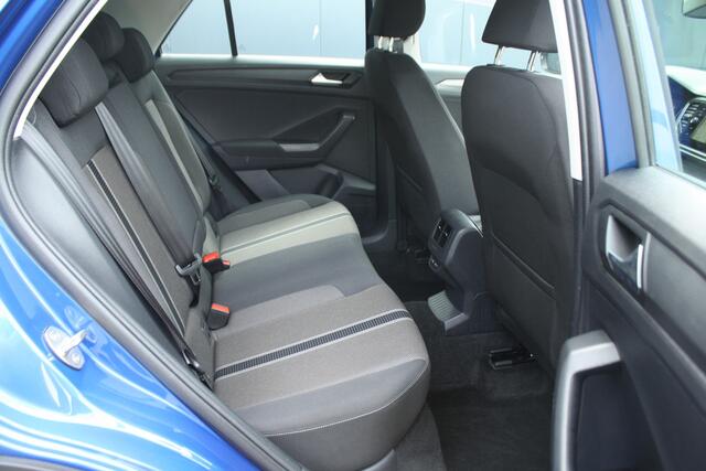 Volkswagen T-Roc 1.5 TSI Style Business AUTOMAAT - NAVIGATIE- TREKHAAK - PDC