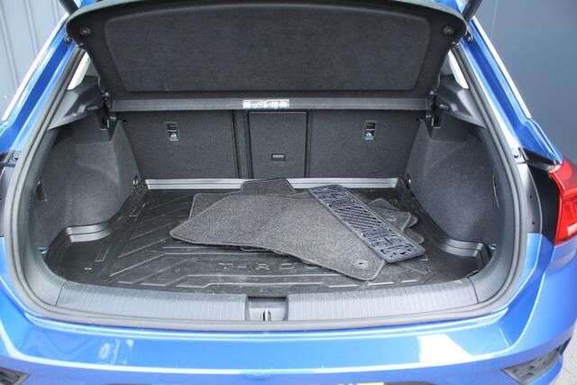 Volkswagen T-Roc 1.5 TSI Style Business AUTOMAAT - NAVIGATIE- TREKHAAK - PDC