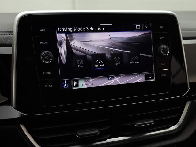 Volkswagen T-Roc 1.5TSI/150PK R-Line DSG · Navigatie · Parkeersensoren + camera · Stoelverwarming · Garantie tot januari 2026