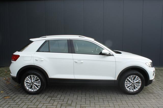 Volkswagen T-Roc 1.5 TSI Style Business - NAVIGATIE - CARPLAY - TREKHAAK - PDC