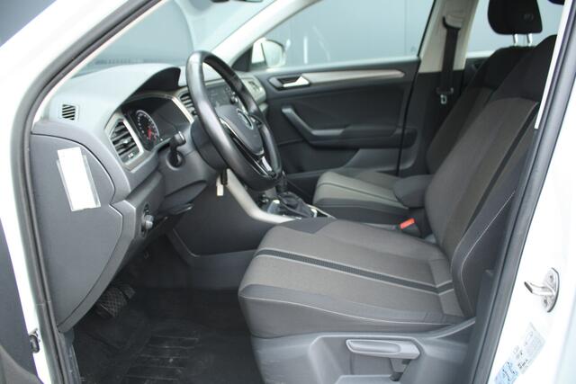 Volkswagen T-Roc 1.5 TSI Style Business - NAVIGATIE - CARPLAY - TREKHAAK - PDC