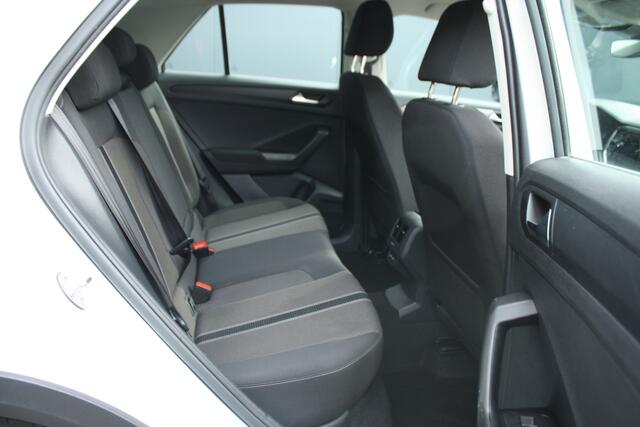 Volkswagen T-Roc 1.5 TSI Style Business - NAVIGATIE - CARPLAY - TREKHAAK - PDC