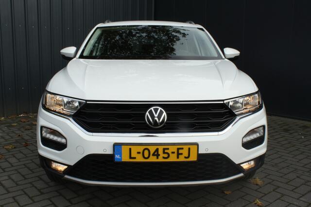 Volkswagen T-Roc 1.5 TSI Style Business - NAVIGATIE - CARPLAY - TREKHAAK - PDC