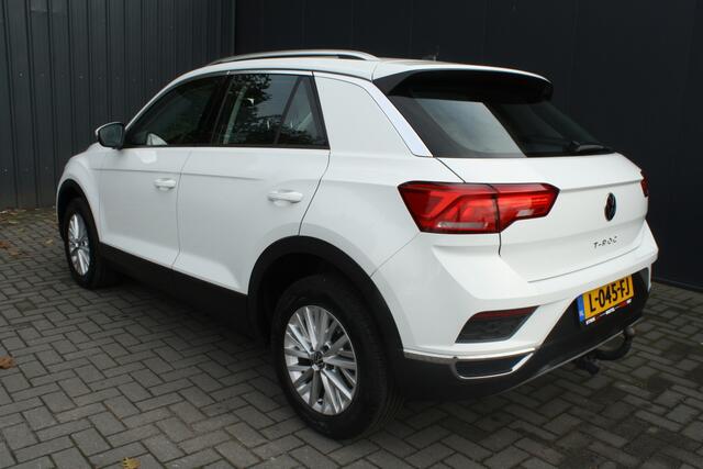 Volkswagen T-Roc 1.5 TSI Style Business - NAVIGATIE - CARPLAY - TREKHAAK - PDC