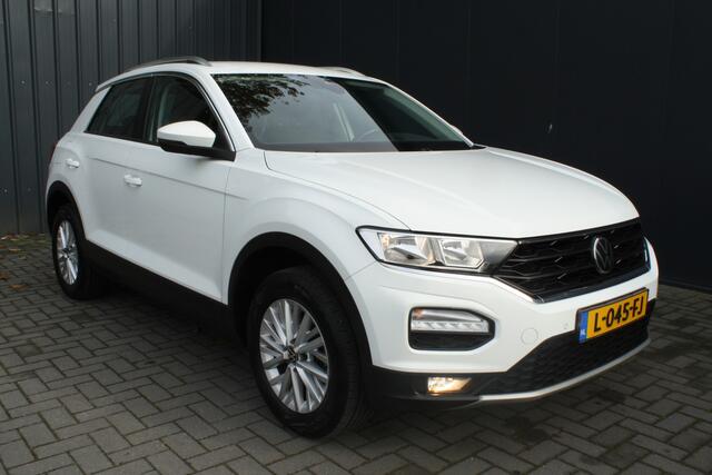 Volkswagen T-Roc 1.5 TSI Style Business - NAVIGATIE - CARPLAY - TREKHAAK - PDC