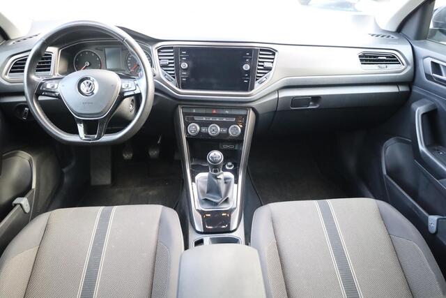 Volkswagen T-Roc 1.0 TSI Style 115PK / 85kW, NL auto dealeronderhouden, 17" 'Kulmbach' LMV, parkeersensoren voor en achter (pdc), climatronic, executive, navigatie, adaptieve cruise control (acc), multifunctioneel lederen stuurwiel, Apple Carplay / Android Auto, DAB+, ele