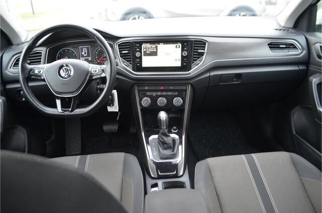 Volkswagen T-Roc 1.5 TSI Style Trekhaak 1500KG Trekgewicht. Caplay (alarm klasse 3, dab, navigatiesysteem full map, radio cd speler, smartphone integratie, verkeersbord detectie, wifi