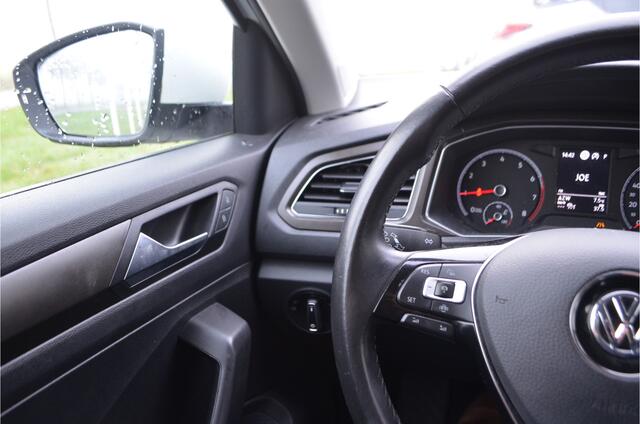 Volkswagen T-Roc 1.5 TSI Style Trekhaak 1500KG Trekgewicht. Caplay (alarm klasse 3, dab, navigatiesysteem full map, radio cd speler, smartphone integratie, verkeersbord detectie, wifi