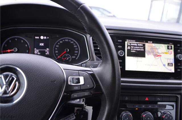 Volkswagen T-Roc 1.5 TSI Style Trekhaak 1500KG Trekgewicht. Caplay (alarm klasse 3, dab, navigatiesysteem full map, radio cd speler, smartphone integratie, verkeersbord detectie, wifi