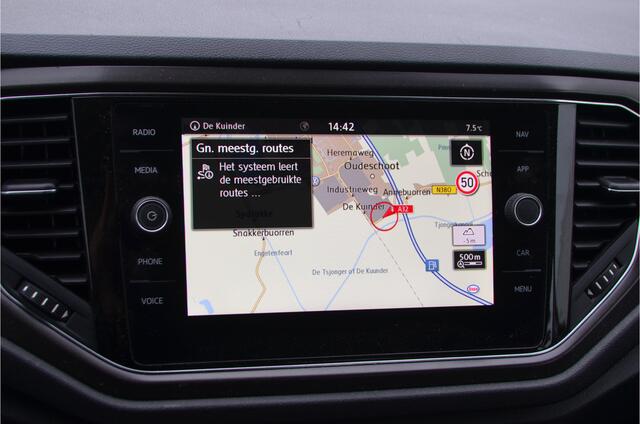 Volkswagen T-Roc 1.5 TSI Style Trekhaak 1500KG Trekgewicht. Caplay (alarm klasse 3, dab, navigatiesysteem full map, radio cd speler, smartphone integratie, verkeersbord detectie, wifi