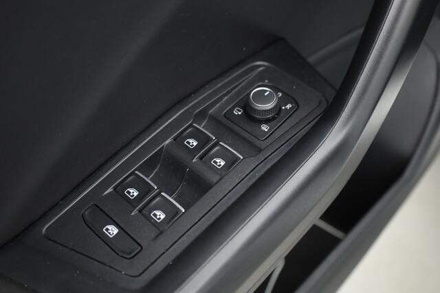 Volkswagen T-Roc 1.5 TSI R-Line DSG | Navi | Adapt. Cruise | Stoelverw. | Camera | Apple CarPlay