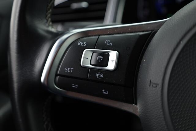 Volkswagen T-Roc 1.5 TSI R-Line DSG | Navi | Adapt. Cruise | Stoelverw. | Camera | Apple CarPlay