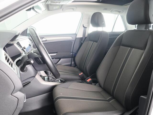 Volkswagen T-Roc 1.5 TSI Style 150 pk Automaat (DSG) | Navigatie | Panoramadak | Parkeersensoren | Digitaal instrumentenpaneel | R-Line |