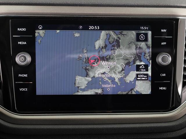 Volkswagen T-Roc 1.5 TSI Style 150 pk Automaat (DSG) | Navigatie | Panoramadak | Parkeersensoren | Digitaal instrumentenpaneel | R-Line |