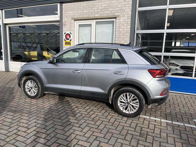 Volkswagen T-Roc 1.5 TSI Life / AUTOMAAT/ ADAPT. CRUISE/ DAB/ PARK. SENSOREN + CAMERA/ CLIMA/ STOELVERWARMING/ APP-CONNECT/ DIGITAL DASH